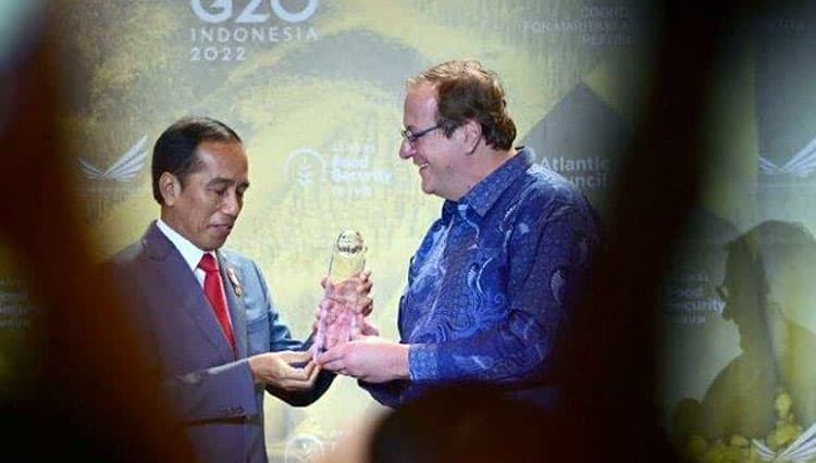 حصل الرئيس الإندونيسي جوكووي على جائزة القيادة العالمية