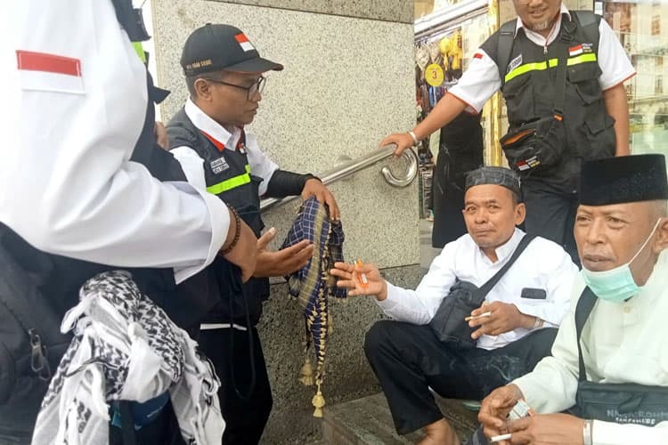 Pilgrims! Make Sure You Smoke in Non-Smoking Are or You Get Fined