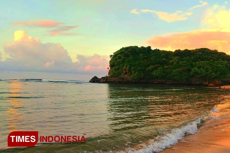 Exploring the Enchanting Teluk Asmara Beach, Day-1: Catching Octopus