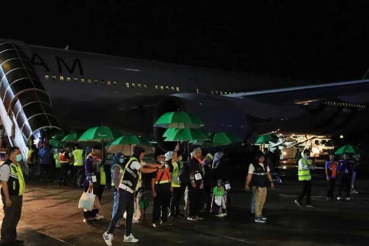 First Group of Indonesian Hajj 2025 Pilgrims Returns Home from Saudi Arabia